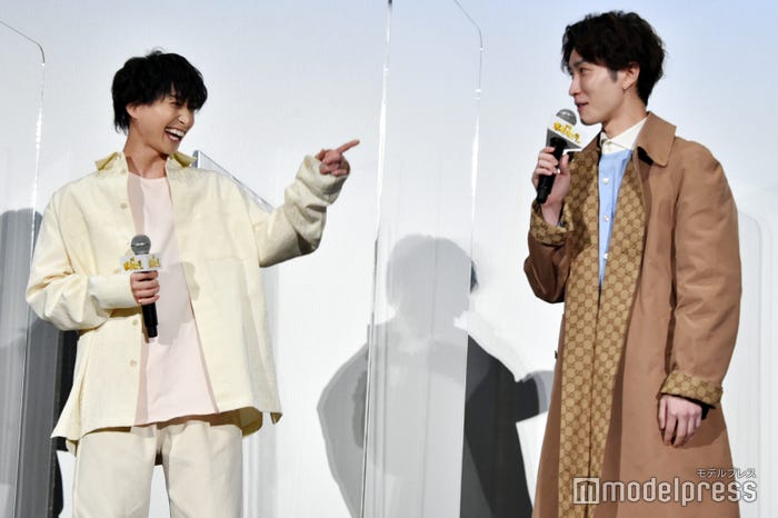 佐久間大介の突然の黒髪に驚く渡辺翔太(C)モデルプレス