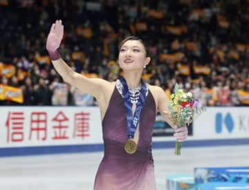 普段厳しいコーチが大絶賛「やっぱり強い。今日は120点」教え子、坂本花織の演技に中野園子コーチ「あれだけ追い詰められて…厳しく育ててきてよかった」