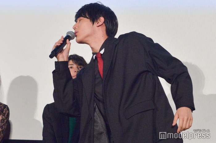 中川大志が不意打ちキス (C)モデルプレス
