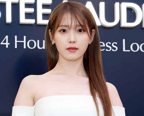 IU、祖母をハグ プライベート2ショット公開に「目元が似てる」「仲良しで素敵」と反響