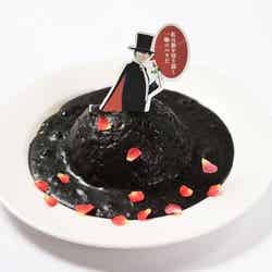 タキシード仮面の漆黒カレー～バラを添えて～¥ 1,490（税抜）／画像提供：レッグス