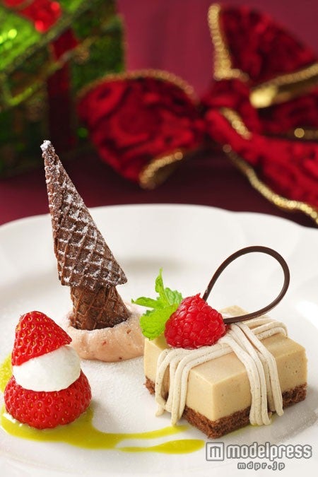 ワッフルコーンのクリスマスツリーを表現したデザート付きコース／TDLのイーストサイド・カフェ(C)Disney