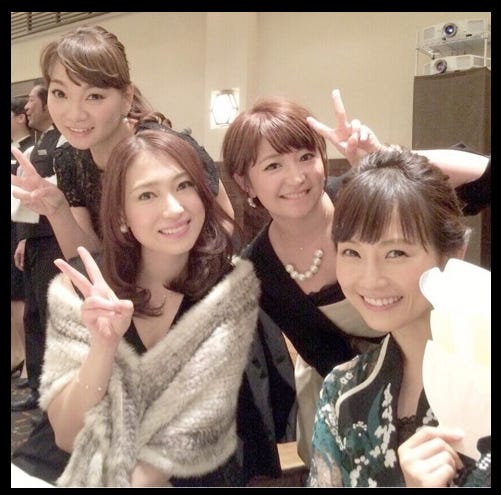 後藤真希の結婚披露宴で祝福/(左から)保田圭、飯田圭織、矢口真里、安倍なつみ/矢口真里オフィシャルブログより(Ameba)