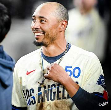 ドジャース ベッツのハイタッチに山本由伸がのけぞる→隣からスネルの左手がw 先制直後のワンシーン 今季初4安打で打率も・261へ急上昇