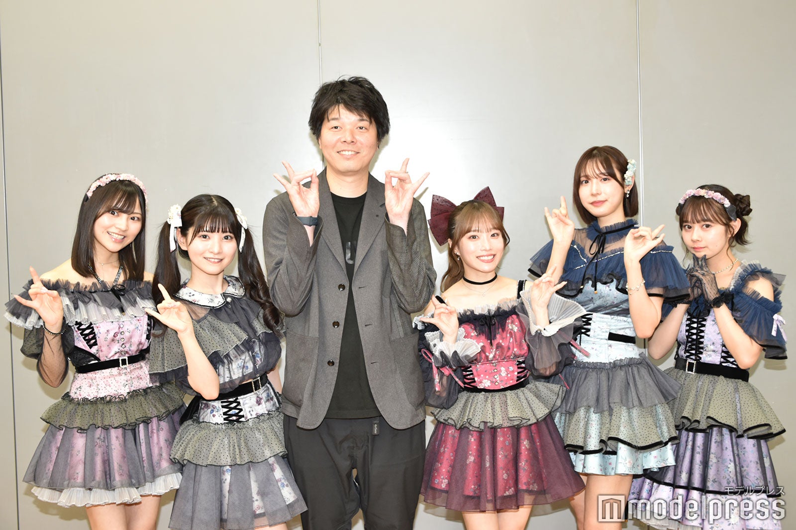 （左から）宇咲、小鳥遊るい、菊竹龍プロデューサー、岸みゆ、水湊みお、近藤沙瑛子（C）モデルプレス