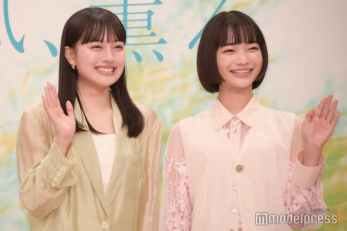 上坂樹里、見上愛(C)モデルプレス