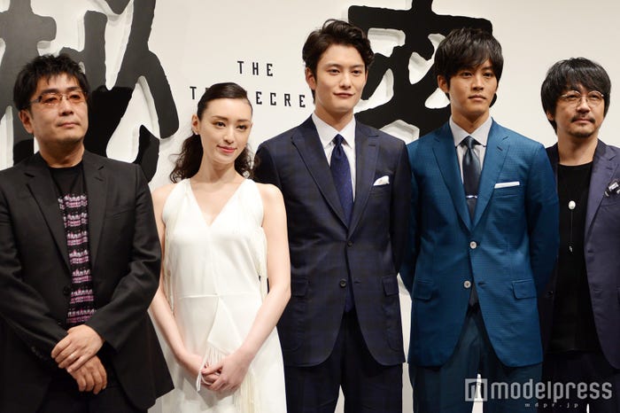 (左から)大友啓史監督、栗山千明、岡田将生、松坂桃李、大森南朋(C)モデルプレス