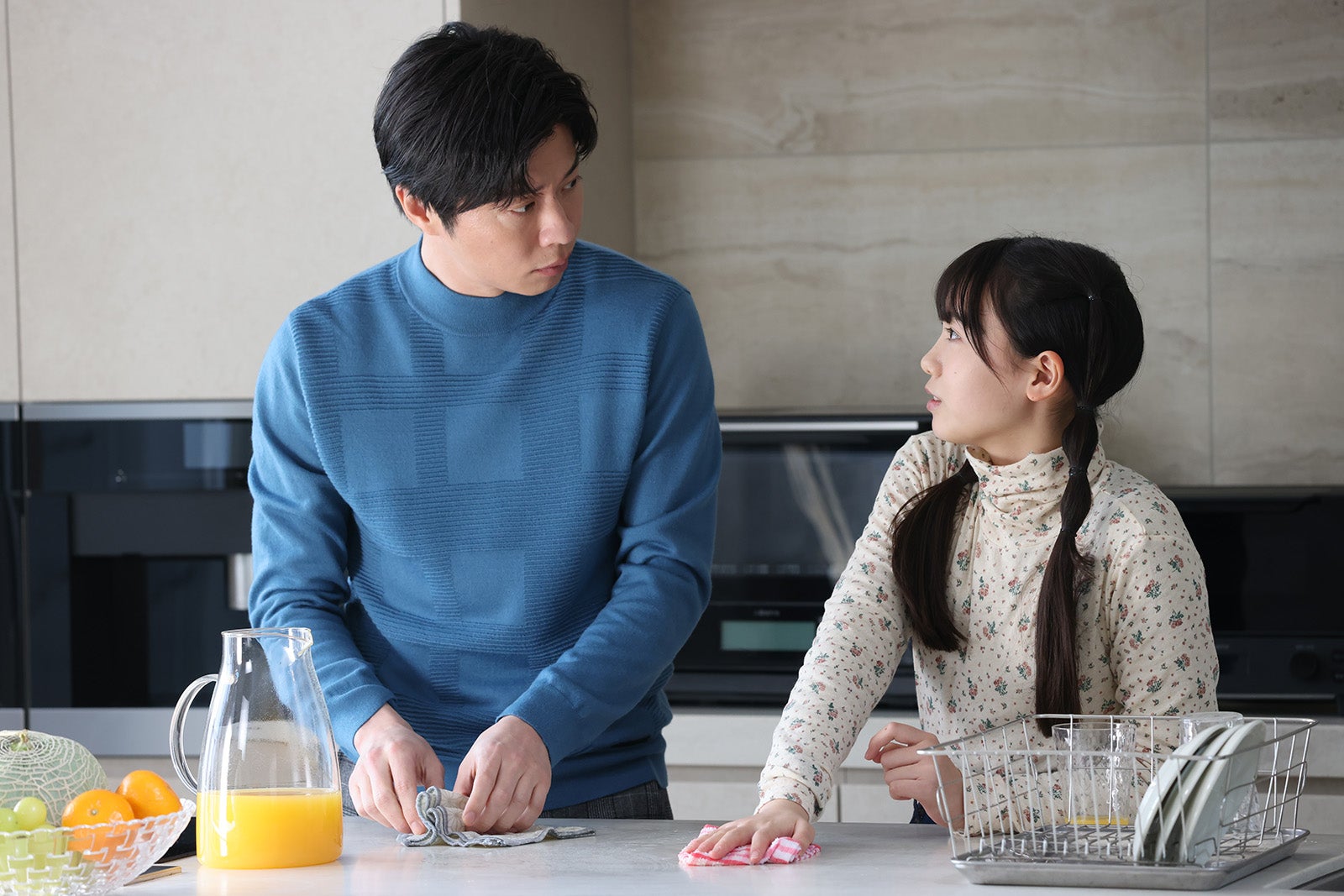 田中圭、稲垣来泉「アンサンブル」第7話（C）日本テレビ