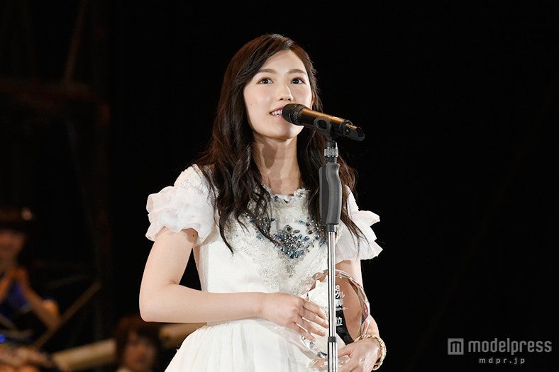 渡辺麻友、前人未到の二連覇かかる総選挙　清々しい笑顔でスピーチ＜第7回AKB48選抜総選挙＞