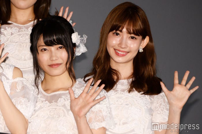 プレミア上映会に出席した横山由依、小嶋陽菜(C)モデルプレス