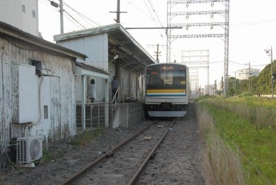 昼間は電車の姿が見えないJR大川駅