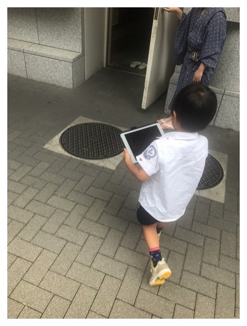 タブレットで歌舞伎のDVDを見る勸玄くん／市川海老蔵オフィシャルブログ（Ameba）より