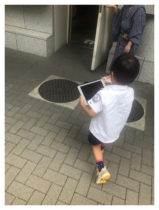 タブレットで歌舞伎のDVDを見る勸玄くん/市川海老蔵オフィシャルブログ(Ameba)より