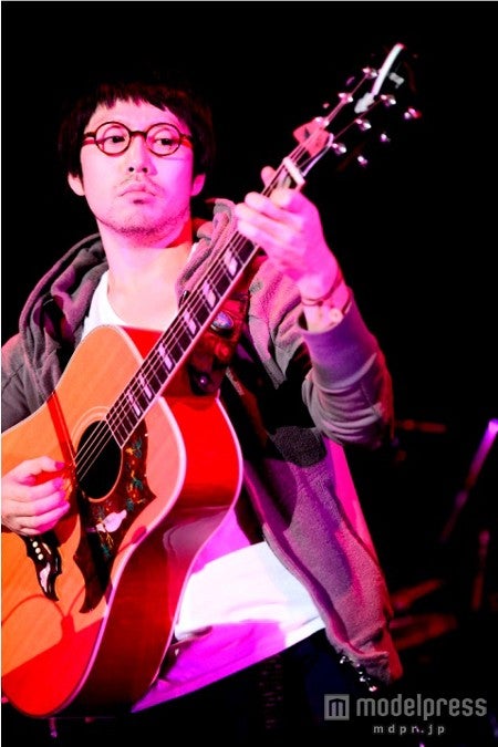 ライブイベント「unBORDE Xmas PARTY」に登場した高橋優／all photo by 橋本塁