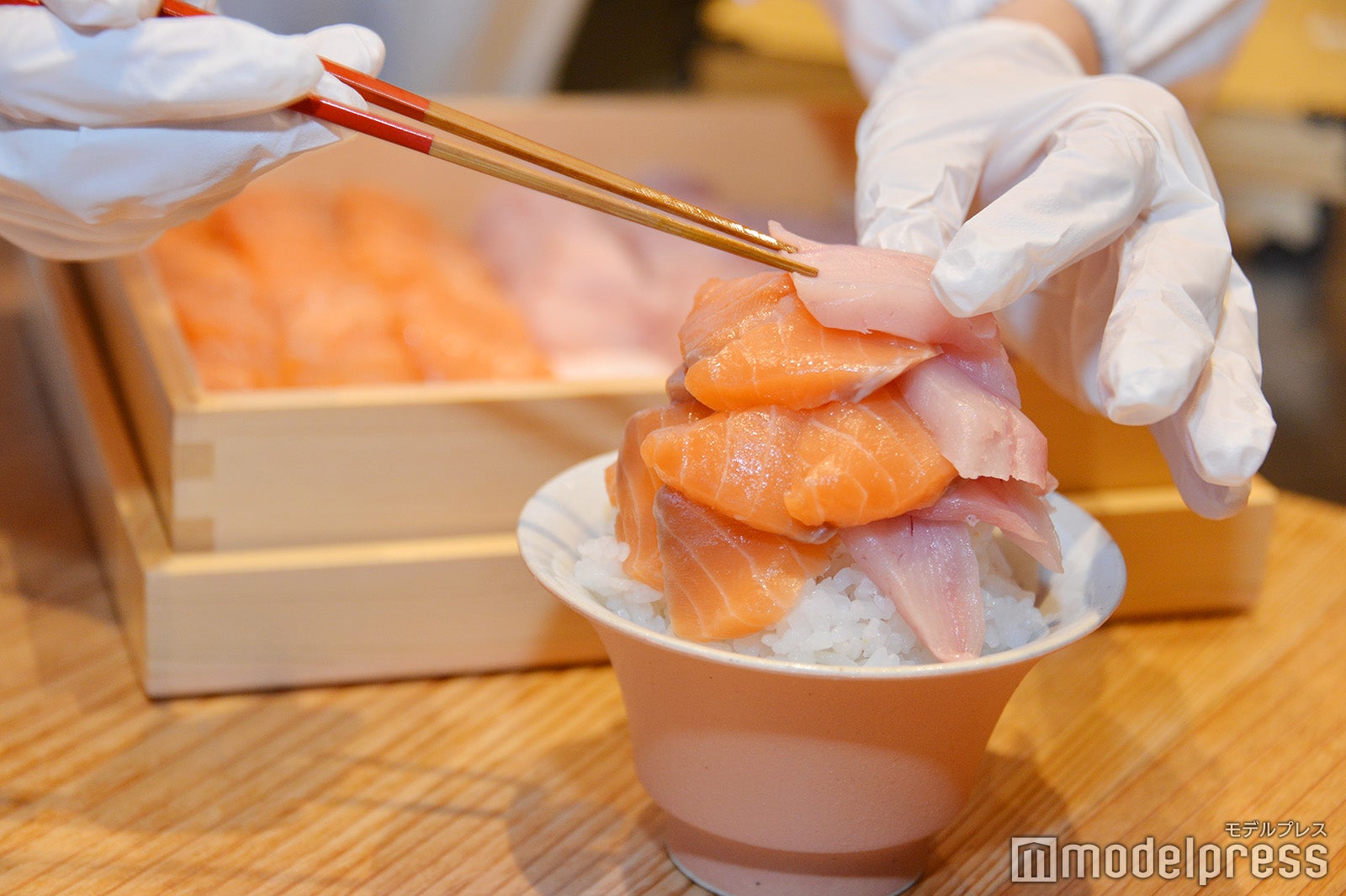 こちらがストップするまで海鮮のせ放題（C）モデルプレス