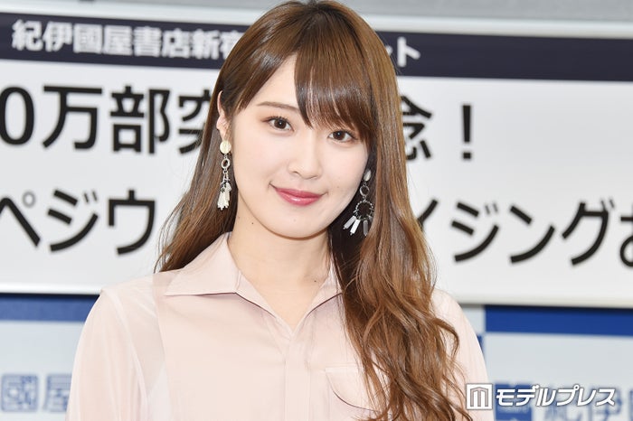 高山一実、ウエディングドレスで美デコルテ＆背中大胆披露「スタイル抜群」「見惚れる」の声