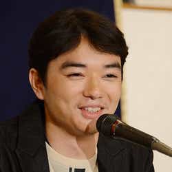 モデルプレス - 染谷将太、菊地凛子との入籍を笑顔で報告 結婚発表後初の公の場
