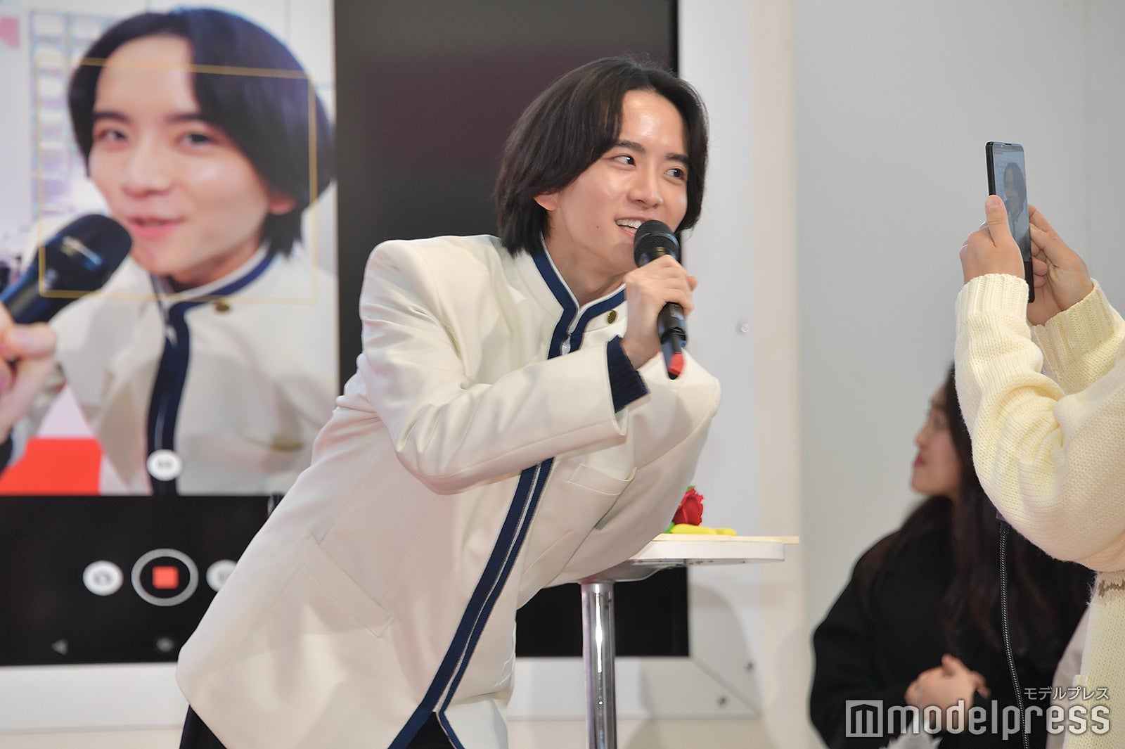 全力でドラマを告知する板垣李光人（C）モデルプレス