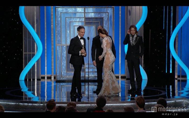 「第70回ゴールデン・グローブ賞授賞式」受賞式の様子（右：YOSHIKI）／Photo by Jason MerrittGetty Images