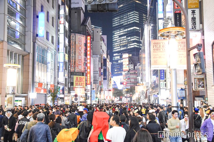 ハロウィン渋谷 歩行者天国 出現 仮装集団でごった返し通行規制 モデルプレス ハロウィン渋谷 歩行者天国 出現 仮装集団でごった返し通行規制 モデルプレス