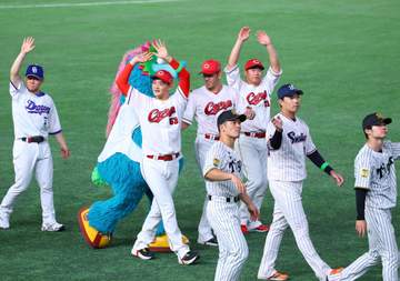 広島・遠藤＆岡本は第2戦でマウンドへ 岡本は初回に一塁ベースコーチ務め佐藤輝の特大弾を“特等席”で見届け