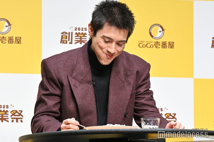 自身が監修した「塩豚角煮ジンジャーカレー」を頬張る山田裕貴(C)モデルプレス