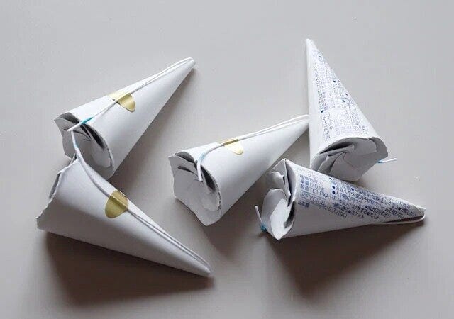 ダイソー ダミー札束 ダイソーのデコれるクラッカー