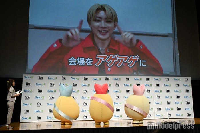 ユーキからのビデオメッセージを見るあじふらいのしっぽ、えびふらいのしっぽ、えびてんのしっぽ(C)モデルプレス