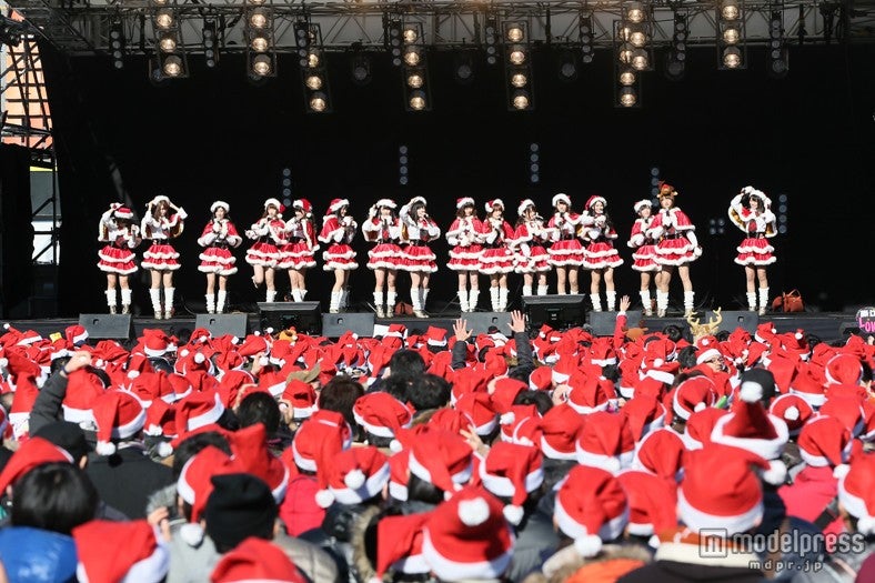ミニスカサンタ姿で登場したAKB48（C）AKS