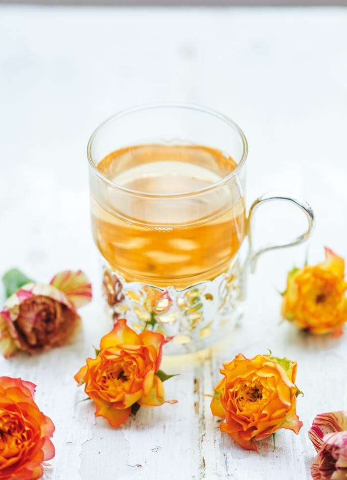 エキナセア×ローズヒッ プ のハーブティー/蛯原友里の書籍「きれいになるハーブ~おしゃれに暮らす幸せレシピ~」より(画像提供:小学館)