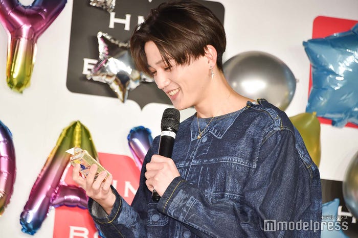 目薬をプレゼントされた八木勇征(C)モデルプレス