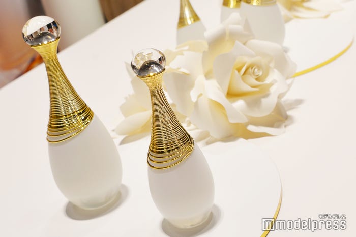 白い花々をイメージしたボトル(C)モデルプレス