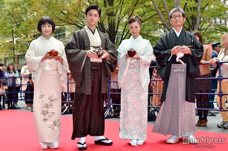 左から：余貴美子、高良健吾、上戸彩、朝原雄三監督