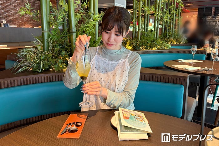 「柑橘の爽やかな香りとすっきりとした酸味が広がり、後から抹茶の上品な風味をしっかり感じられる一杯でした。爽やかさと奥深さのバランスが絶妙でした」(竹田えみり)/(C)モデルプレス