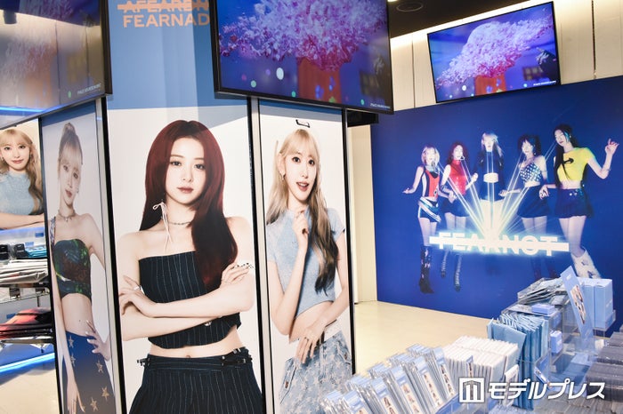 LE SSERAFIMポップアップに潜入 一面“FEARLESS BLUE”の特別空間…日本限定ビジュアルのフォトスポットも【‘FEARNADA’ 2024 S／S- JAPAN POP-UP STORE レポート】