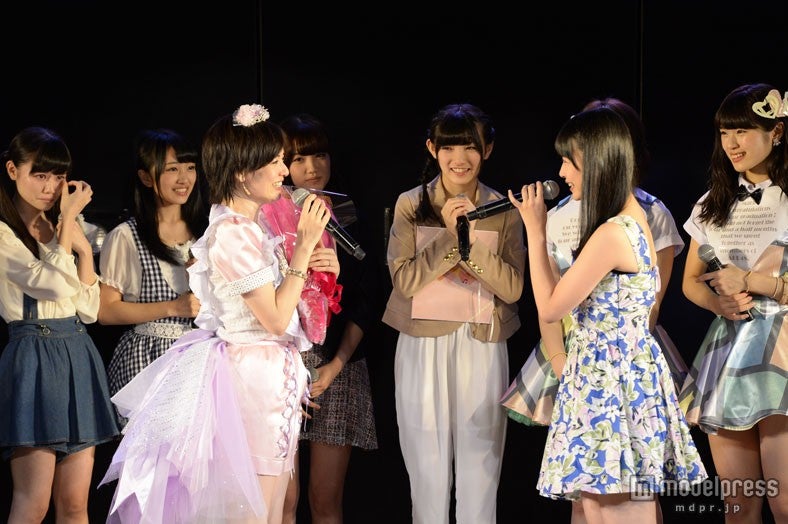 メンバーと言葉を交わす、塚本まりこ（C）AKS