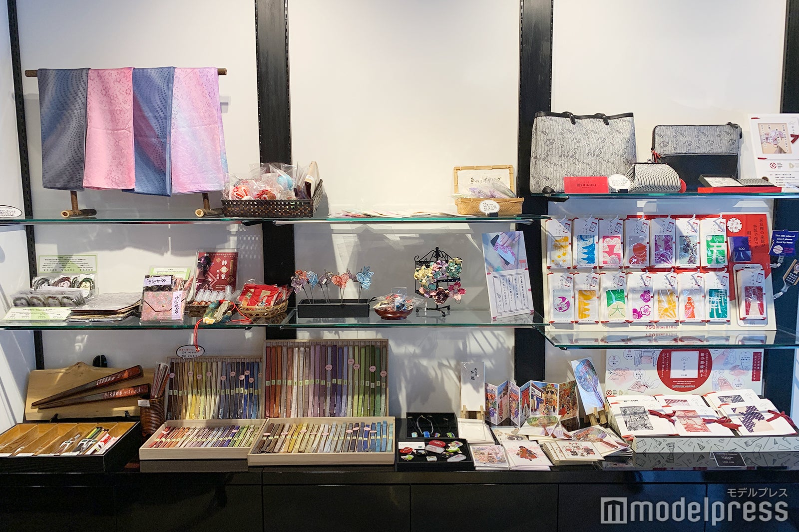 店内には職人さんがつくる工芸品がいっぱい（C）モデルプレス