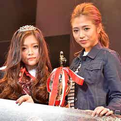「関西女子高校生ミスコン2014」グランプリの「みゆ」さん（左）、審査員を務めた今井華（右）