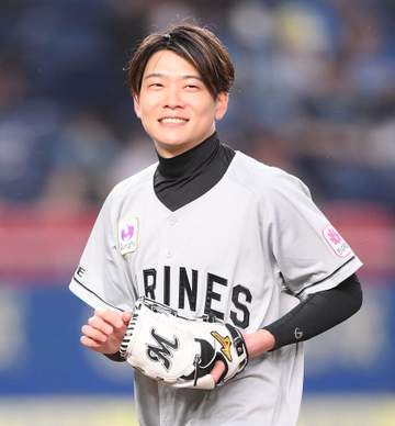 三浦皇成騎手がノーバン始球式！ 昨年は戸崎圭太のワンバン投球イジるも「戸崎さんの偉大さがわかりました（笑）」 背番号はウインカーネリアンの「16」