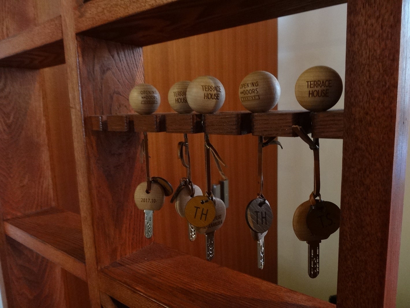 名前が刻んである鍵「TERRACE HOUSE OPENING NEW DOORS」（C）フジテレビ／イースト・エンタテインメント