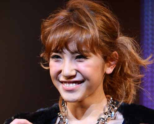 人気モデルがバナナマン日村の喉をガブリ「いただきま~す」