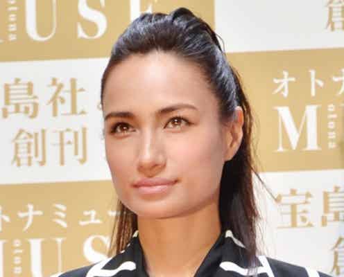 佐田真由美、大人クールに美脚披露 注目の美テクも紹介