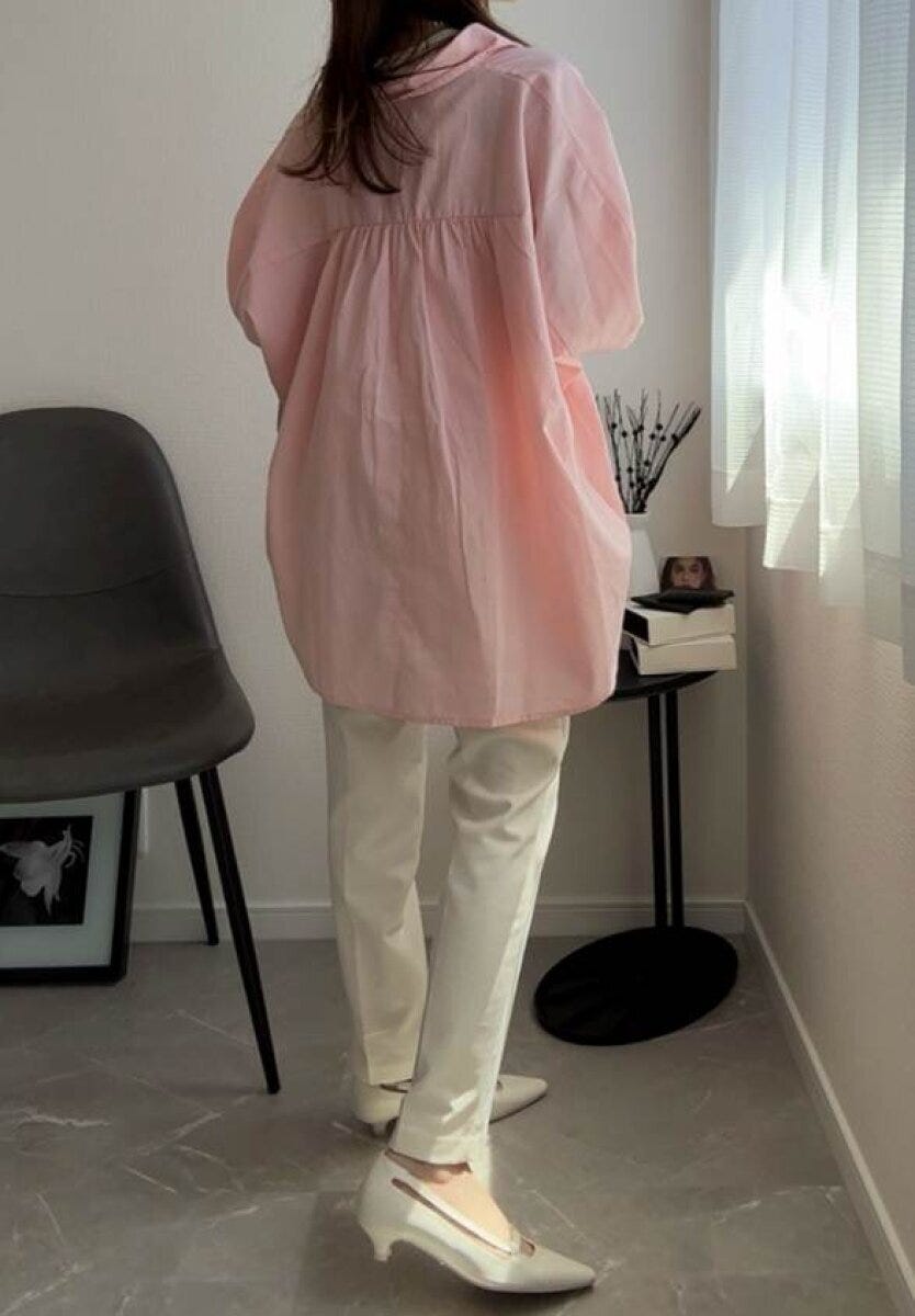 coca　シャツ　ピンク　抜き襟サマ見えコーデ　背面　ギャザーディテール