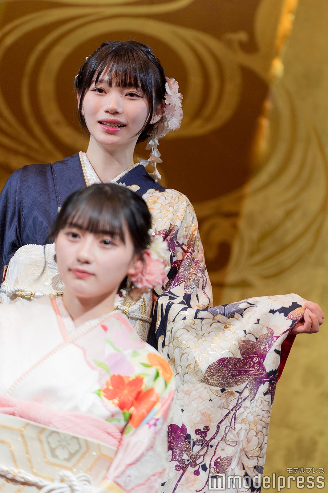 振り袖を紹介する岡本姫奈（C）モデルプレス