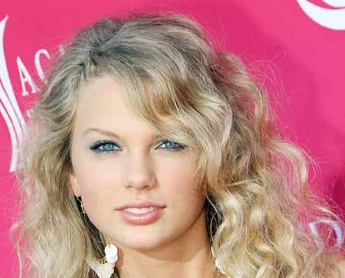 テイラー・スウィフト、高校時代は「悲劇的にダサかった」?