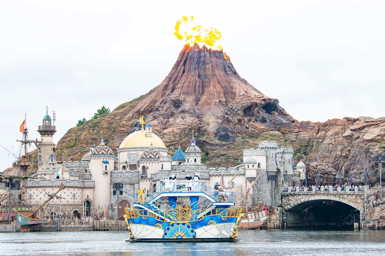 水上グリーティング「ミッキー＆フレンズのハーバーグリーティング“タイム・トゥ・シャイン！”」（C）Disney