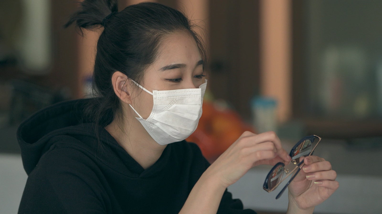 聡太が買ってきたメガネを見るりさこ「TERRACE HOUSE OPENING NEW DOORS」41st WEEK（C）フジテレビ／イースト・エンタテインメント