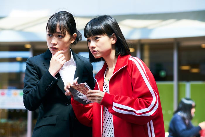 大原櫻子、ヤオアイニン/「びしょ濡れ探偵 水野羽衣」第1話より(C)テレビ東京