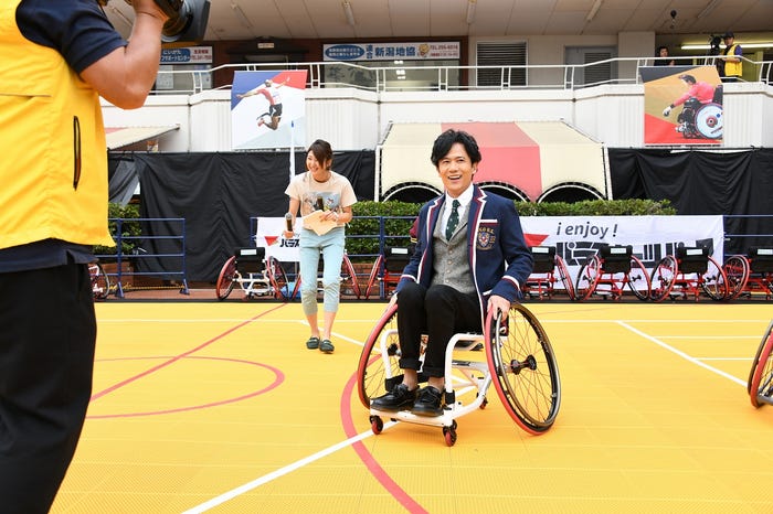 車いすバスケに挑戦する稲垣吾郎 (提供画像)