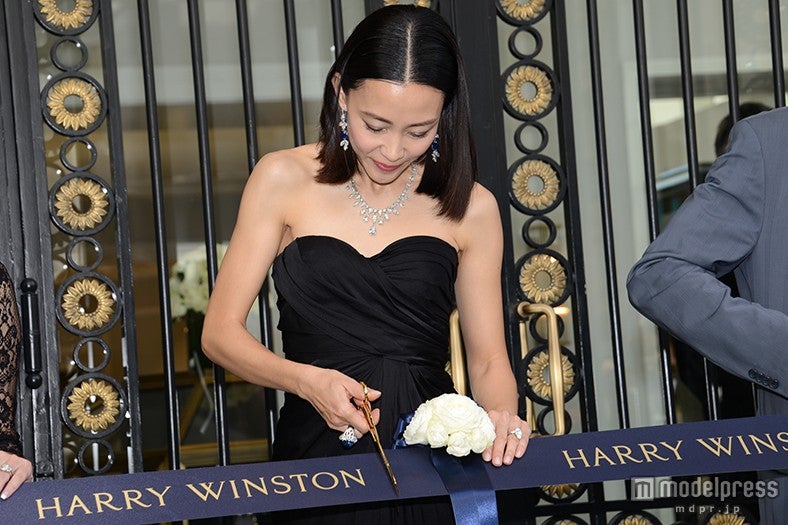 テープカットする木村佳乃